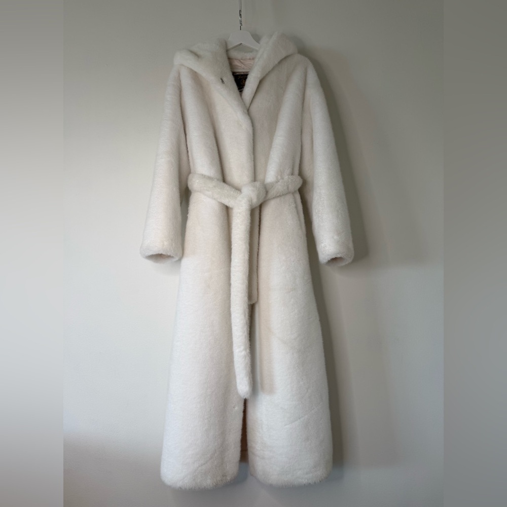 Luxury White Long Faux Fur Coat with Hood – 135cm – Oversized – M–XL